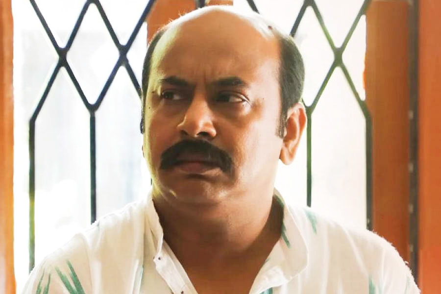 ‘একেনবাবু’র গাড়িতে বাসের ধাক্কা, দুর্ঘটনার কবলে অনির্বাণ চক্রবর্তী