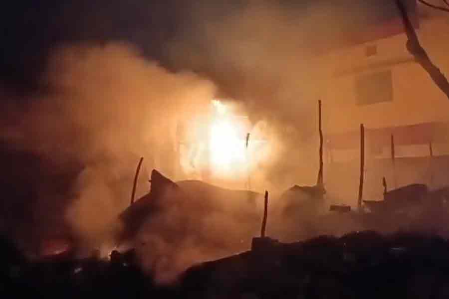 পুরুলিয়া বাসস্ট্যান্ডে অগ্নিকাণ্ড, পুড়ে ছাই ১২টি দোকানের বৈধতা নিয়ে প্রশ্ন