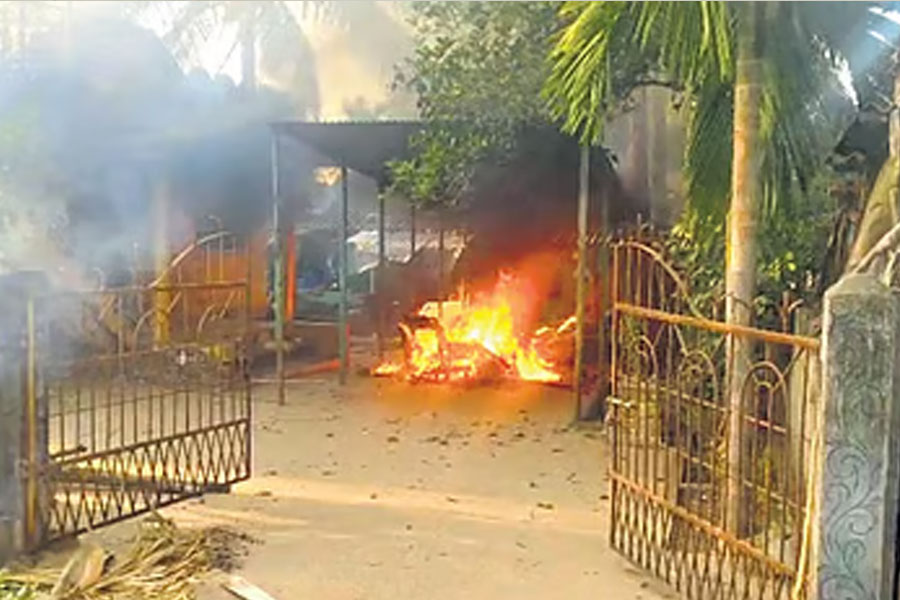 পুড়ে ছাই বাঙালি গ্রাম, ওড়িশায় আদিবাসী মহিলার মৃত্যুতে ভয়ংকর সংঘর্ষ