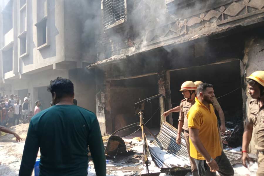 ফের আনন্দপুরের গুলশন কলোনিতে অগ্নিকাণ্ড, দাউদাউ করে জ্বলছে গুদাম