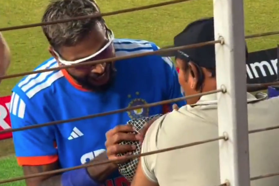 হার্দিকের শটে আহত ক্যামেরাম্যান, নিজেই এগিয়ে এসে শুশ্রূষা করলেন ‘মানবিক’ অলরাউন্ডার
