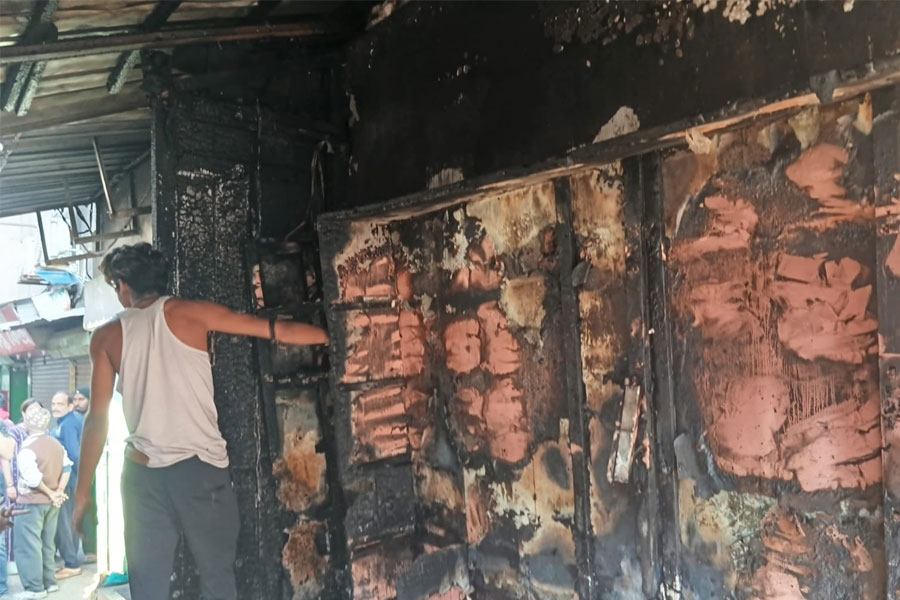 গভীর রাতে হাওড়ায় পুড়ে ছাই ব্লাউজের দোকান, বিয়ের মরশুমে লক্ষাধিক টাকার লোকসান! ঈর্ষার কারণে আগুন?
