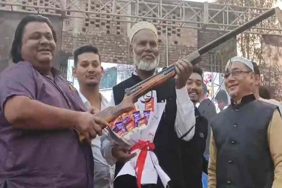 মঞ্চে তৃণমূল পঞ্চায়েত প্রধানকে বন্দুক উপহার! ভাইরাল ভিডিওয় তুঙ্গে বিতর্ক