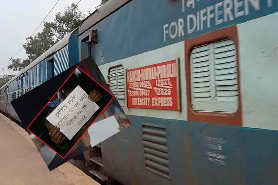 ‘দেরিতে হলেও আসার জন্য ধন্যবাদ’, পুরুলিয়া-হাওড়া সুপারফাস্টের ট্রেনচালককে গোলাপ দিয়ে অভ্যর্থনা যাত্রীদের