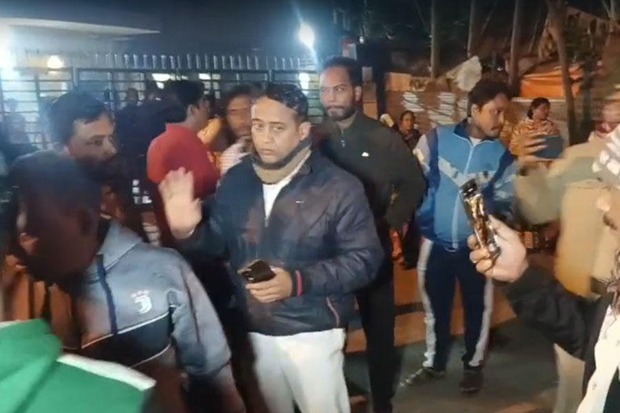 পুলিশের অস্থায়ী গাড়ি চালকের বিরুদ্ধে টোটো চুরির অভিযোগ, উত্তপ্ত আন্দুল