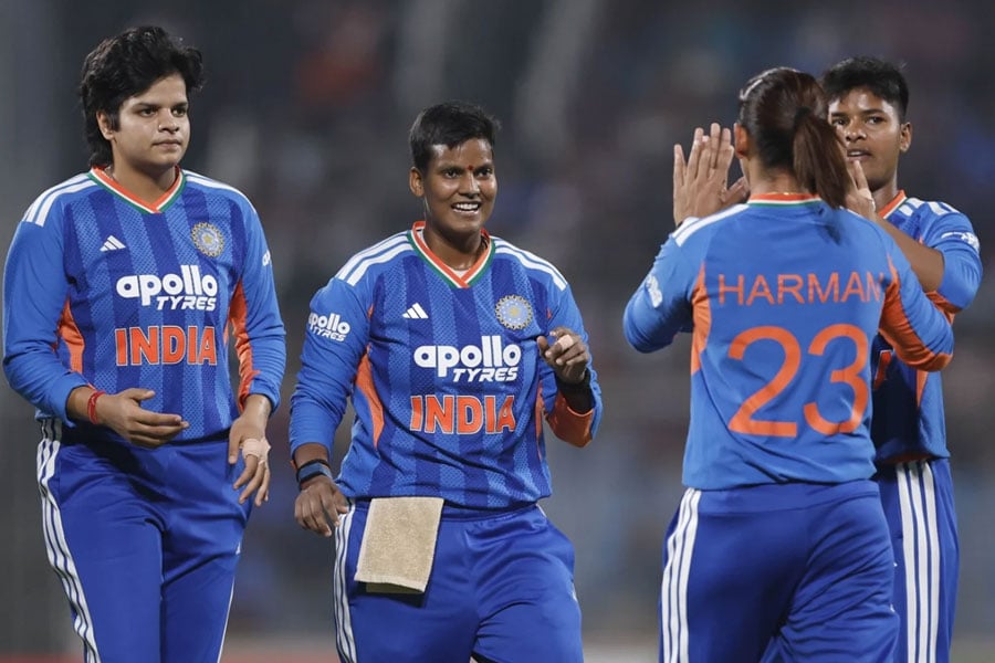 দীপ্তির ঘূর্ণির পর শেফালির তাণ্ডব, শ্রীলঙ্কাকে উড়িয়ে টি-টোয়েন্টি সিরিজ জয় ভারতের মেয়েদের