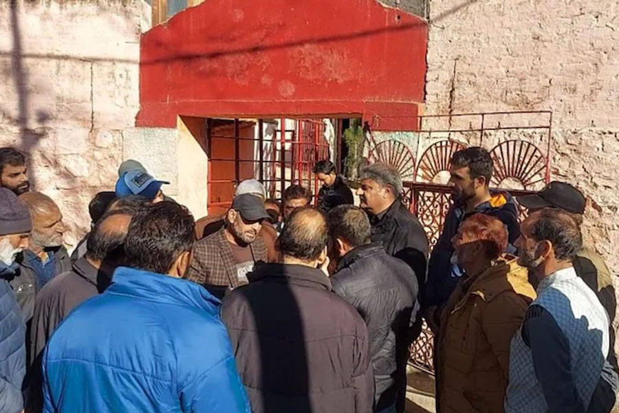 কাশ্মীরে সম্প্রীতির নজির, হিন্দু মন্দিরের সৌন্দর্যায়নে ১০ লক্ষ টাকা দিলেন মুসলিম বিধায়ক!