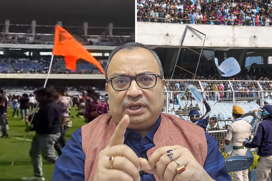 হাতে গেরুয়া পতাকা, জয় শ্রীরাম ধ্বনি! যুবভারতী ভাঙচুরে ‘বিজেপি যোগে’র আশঙ্কা তৃণমূলের