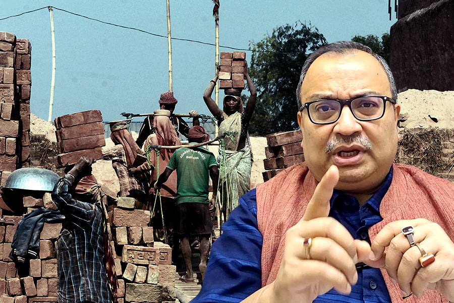 কর্মদিবস বাড়লেও মনরেগায় মুছল ‘মহাত্মা’! ‘কবিগুরুর অপমানে’ আক্রমণ তৃণমূলের