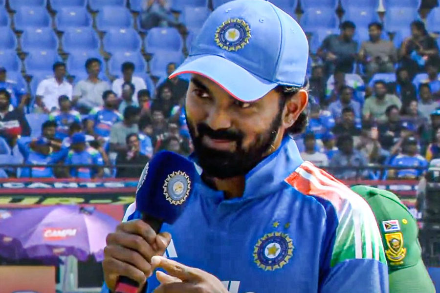 রাহুলের বাঁয়ে হাত কা খেলেই দু’বছর পর ওয়ানডেতে টস জিতল ভারত, প্রথম একাদশে নতুন কে?