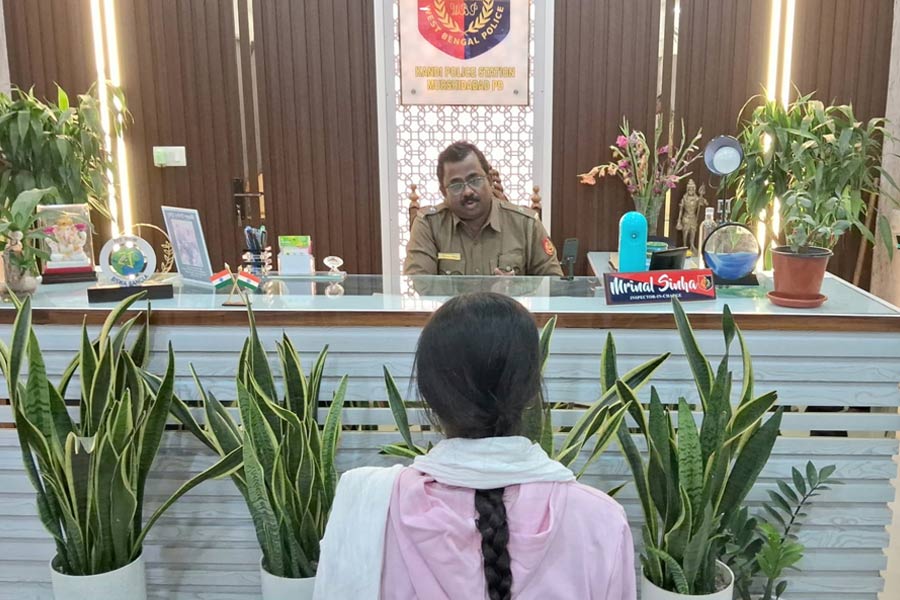 ‘বাবা জোর করে বিয়ে দিচ্ছে’, থানায় ‘পুলিশকাকু’র কাছে নালিশ, বিয়ে রুখল স্কুলছাত্রী