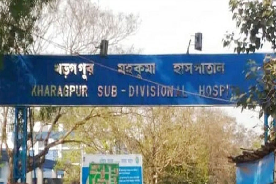 চিকিৎসক ও নার্সদের গাফিলতিতে গর্ভস্থ সন্তানের মৃত্যু! উত্তেজনা খড়গপুর মহকুমা হাসপাতালে