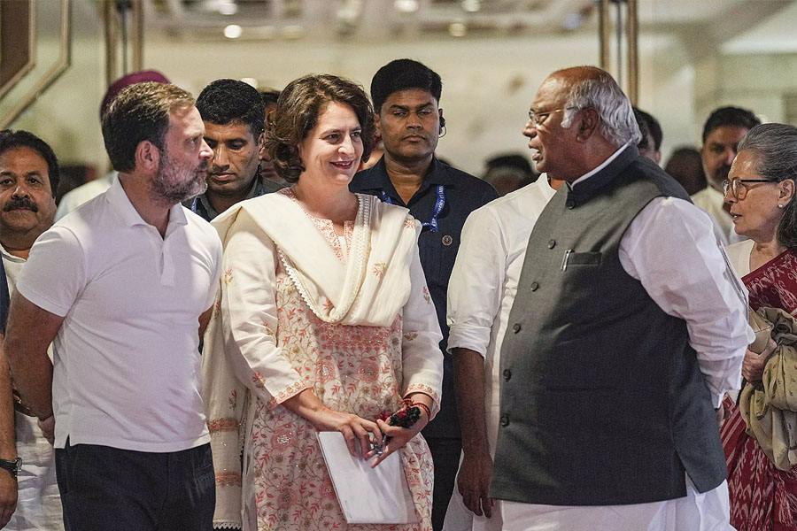 ৮৩-র খাড়গেকে বয়সের খোঁটা! দল থেকে বহিষ্কৃত কংগ্রেসের প্রাক্তন বিধায়ক