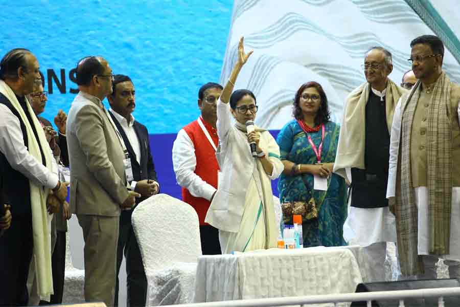 ‘অর্থনীতির মেরুদণ্ড’, নেতাজি ইন্ডোরে দাঁড়িয়ে ব্যবসায়ীদের পাশে থাকার বার্তা মমতার
