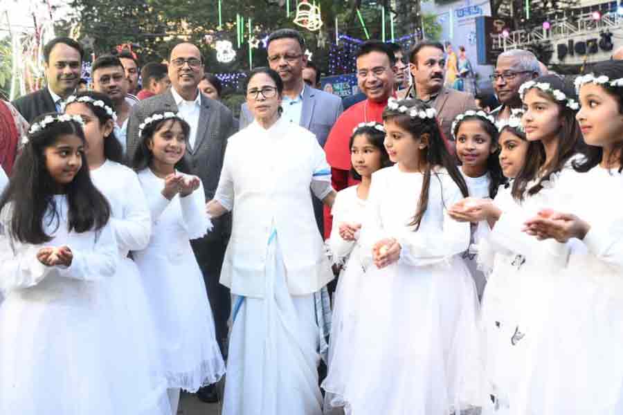 নিজের লেখা গানে ক্রিসমাসের শুভেচ্ছা, বিশ্বশান্তির বার্তা মমতার