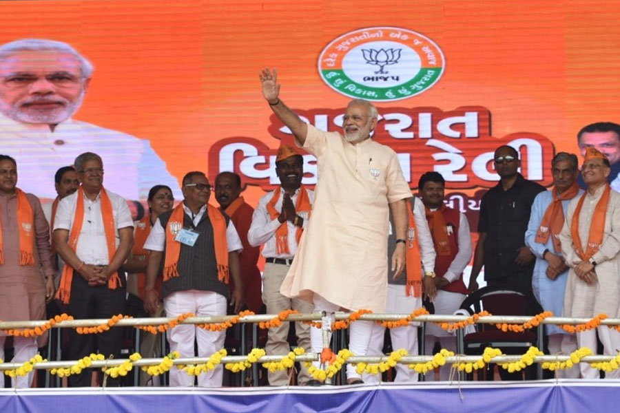 ২ কোটির জলখাবার, ৫ কোটির মঞ্চ! মোদির সভায় আদিবাসী তহবিল থেকে ব্যয়ের অভিযোগ