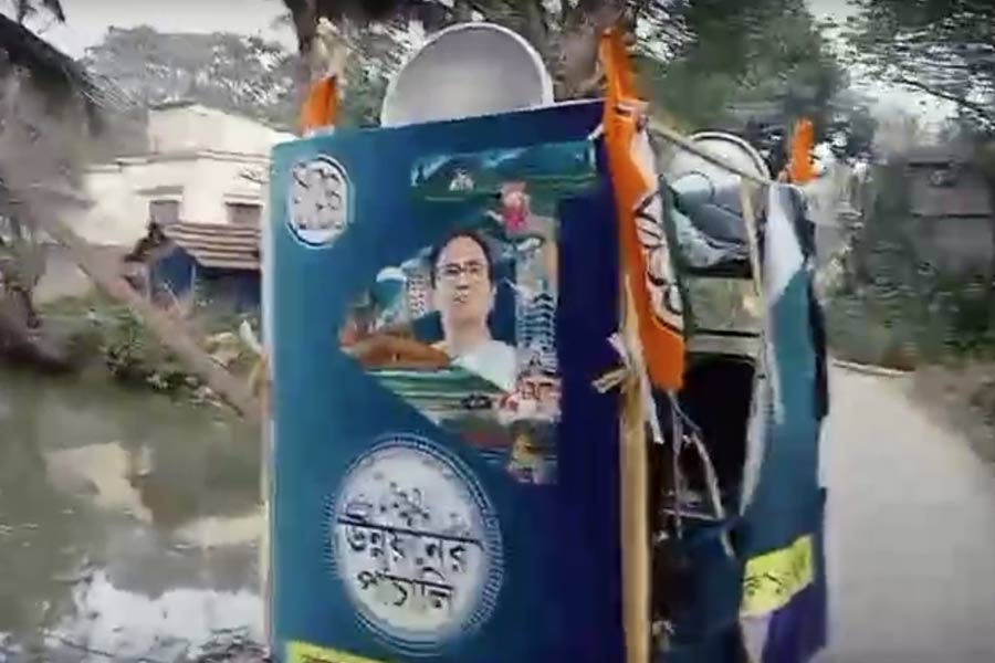 নন্দীগ্রামে ‘উন্নয়নের পাঁচালি’র ট্যাবলো ভাঙচুর বিজেপির! ‘ভয় পেয়ে আঘাত’, বলছে তৃণমূল