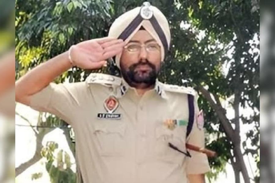 অনলাইনে প্রতারিত হয়ে সর্বস্বান্ত! ‘আত্মহত্যা’র চেষ্টা পাঞ্জাবের প্রাক্তন আইপিএস অফিসারের
