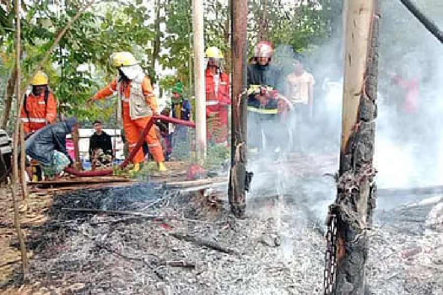 কক্সবাজারের রোহিঙ্গা শিবিরে আগুন, পুড়ে ছাই ঘরবাড়ি, হাসপাতাল!