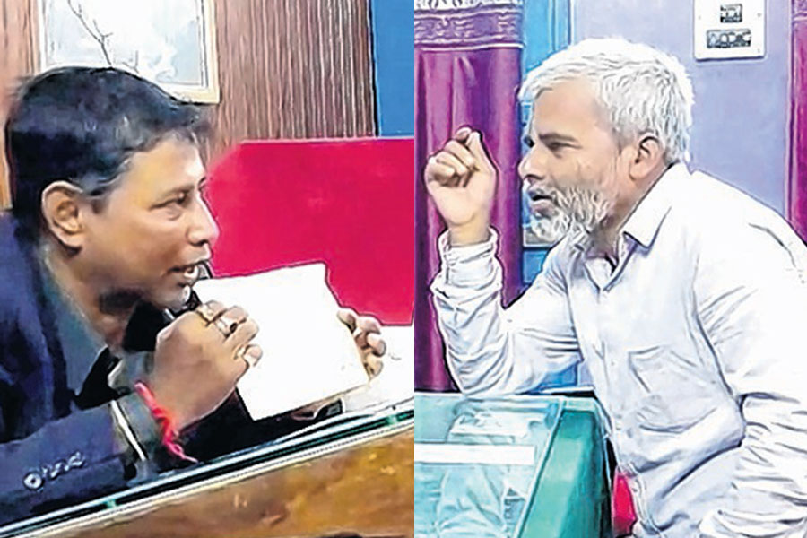 বকেয়া ছিল ফি! স্কুল ছাড়ার ৪৩ বছর পর ঋণমুক্ত হতে প্রধান শিক্ষকের দ্বারস্থ প্রৌঢ়