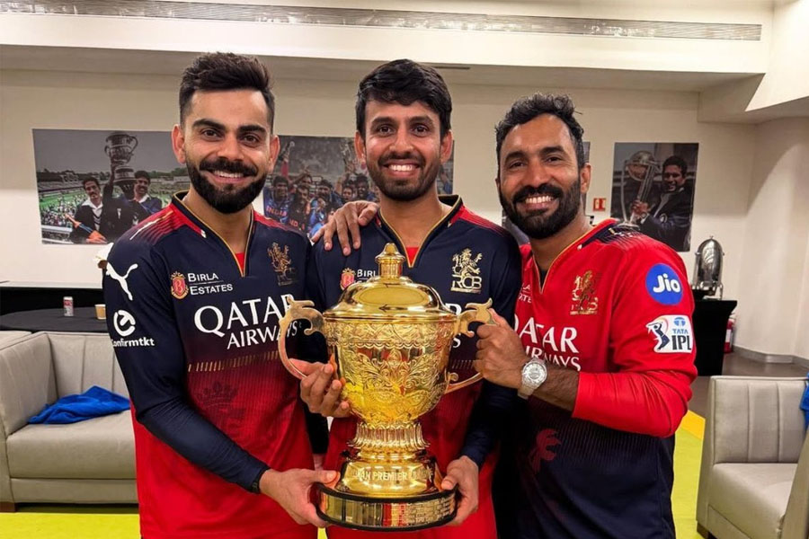 ভারতীয়রাই ভরসা! আরসিবি’কে চ্যাম্পিয়ন করার কারিগরকে দলে নিল ইংল্যান্ডের ক্লাব