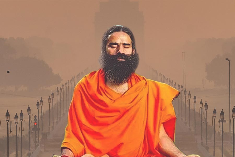‘উন্নয়ন হচ্ছে, ধুলো তো উড়বেই’, দিল্লির দূষণে ঘরে পর্দা লাগানোর নিদান রামদেবের