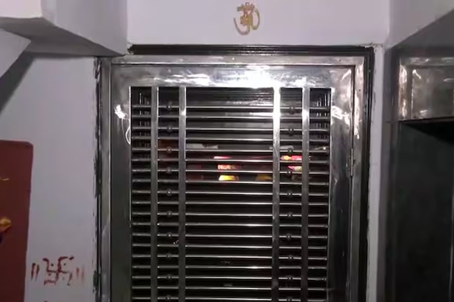 মামলায় হেরে আত্মঘাতী মা ও দুই পুত্র! উদ্ধার সুইসাইড নোট, চাঞ্চল্য দিল্লিতে