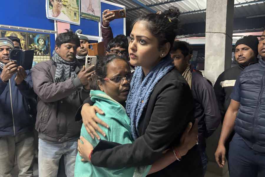 সাংসদ মিতালী বাগের মাতৃবিয়োগ, স্মৃতিতে ডুব আবেগপ্রবণ সায়নীর