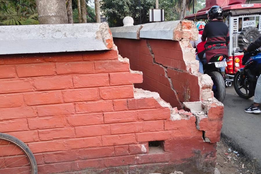 পিকনিকের হুল্লোড়, গাড়ির ধাক্কায় ভাঙল শরৎচন্দ্রের বাড়ির পাঁচিল! মেরামতির আশ্বাস কর্তৃপক্ষের