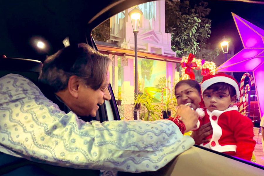 ‘ধর্মাচরণের স্বাধীনতা আক্রান্ত’, বড়দিনে খ্রিস্টানদের ‘নির্যাতনে’ বিজেপি-আরএসএসকে তোপ থারুরের
