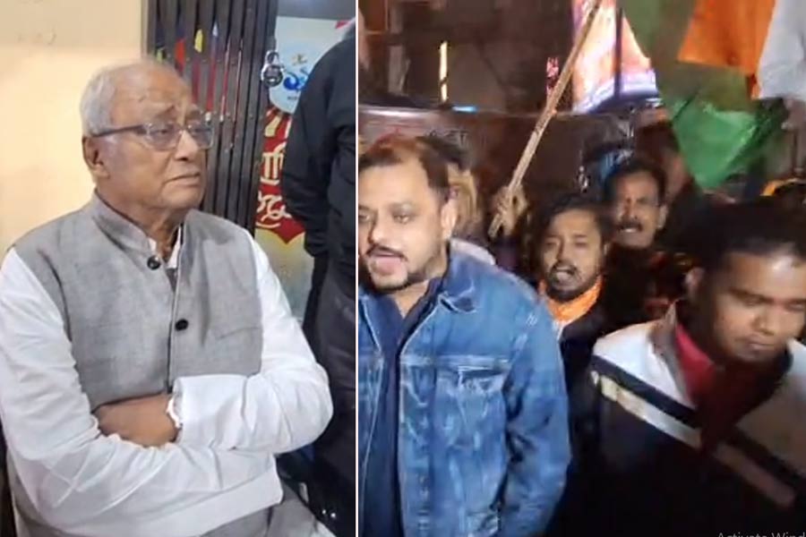 বাংলাদেশে হিন্দুহত্যায় বিজেপির প্রতিবাদ মিছিল, রাস্তায় আটকে পড়ে অটোয় উঠলেন সৌগত
