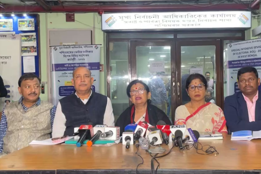 ‘ছোটখাটো বিষয়ে ভোটারদের হয়রানি নয়’, জোর করে নাম বাদ দিলে পথে নামার হুঁশিয়ারি তৃণমূলের