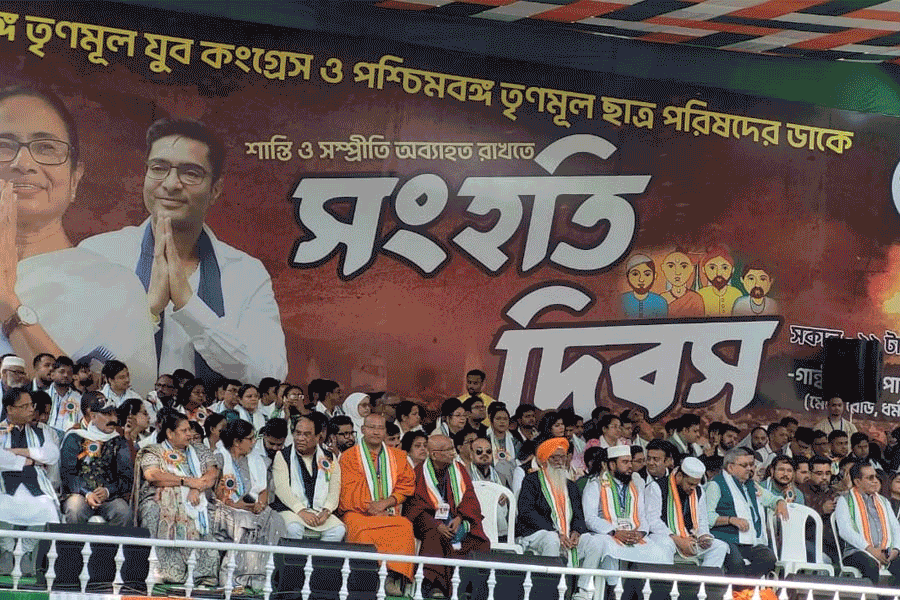 সংহতি দিবসে গান্ধীমূর্তির পাদদেশ থেকে বিজেপিকে নিশানা করে একতার বার্তা তৃণমূল নেতৃত্বের, দেখুন ছবি…