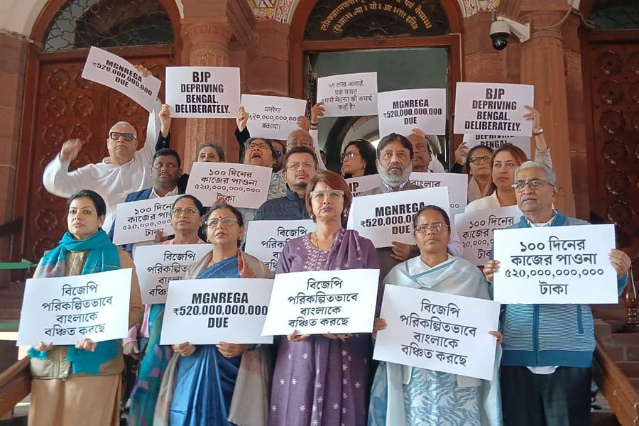 ‘বন্দে মাতরম’ আলোচনার আগে বঞ্চনা ইস্যুতে সরগরম সংসদ, বাইরে বিক্ষোভে তৃণমূল
