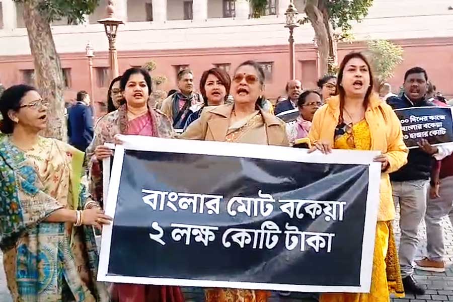 বৃহস্পতিতেও সংসদ চত্বরে বিক্ষোভ তৃণমূলের, বিজয় চক থেকে মকরদ্বার পর্যন্ত মিছিলে রাজ্যের বকেয়া মেটানোর দাবি