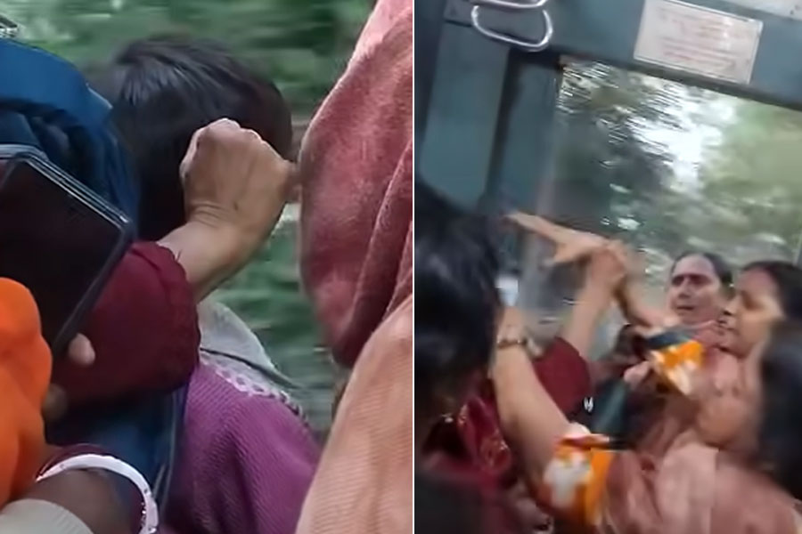 চলন্ত ট্রেনের দরজায় দাঁড়িয়ে যাত্রীদের তুইতোকারি! খুদেকে সপাটে ‘চড়’ মহিলার, ভাইরাল ভিডিও