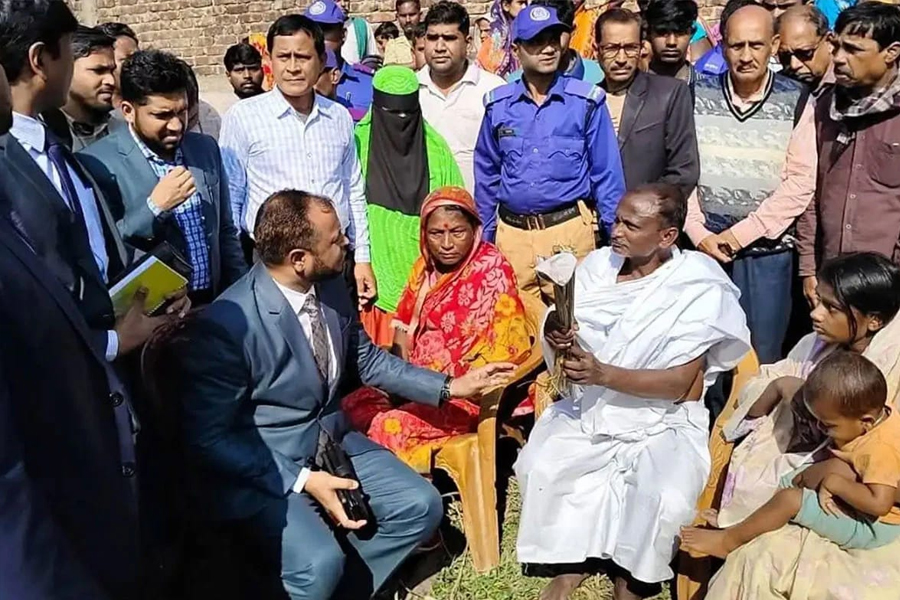 ময়মনসিংহে নিহত দীপু দাসের পরিবারকে আর্থিক সাহায্য প্রশাসনের, বাড়ি গিয়ে স্ত্রীকে চাকরির আশ্বাস