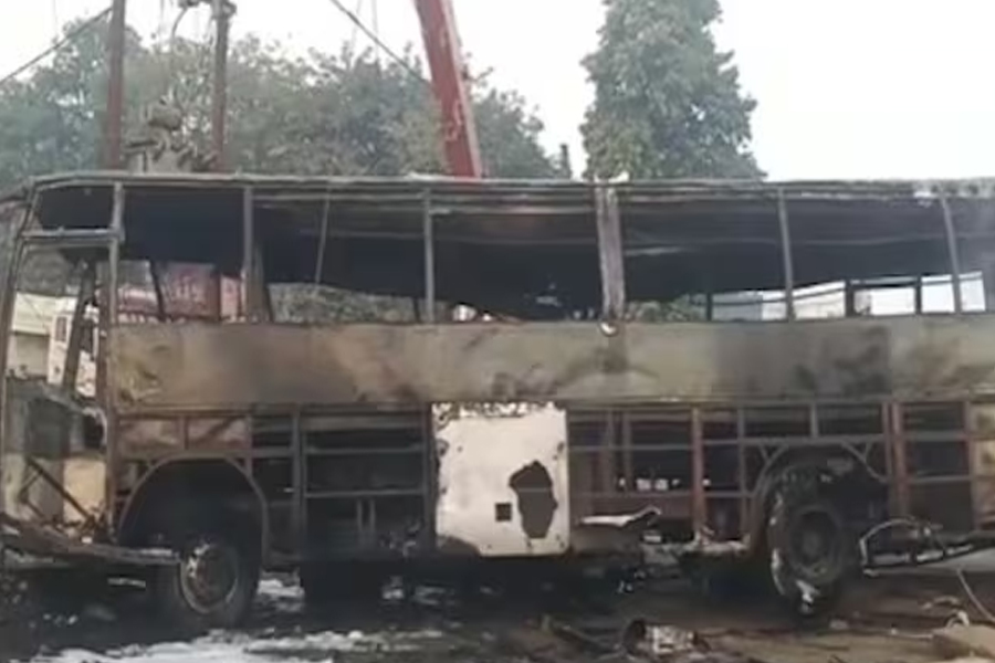 বাস-ট্রাকের সংঘর্ষে দাউদাউ আগুন, উত্তরপ্রদেশে ভয়াবহ দুর্ঘটনায় ঝলসে মৃত ৩