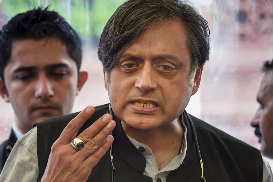 ‘দেশের জন্য কলঙ্কের অধ্যায়’, ত্রিপুরার ছাত্রহত্যায় নিন্দায় সরব থারুর