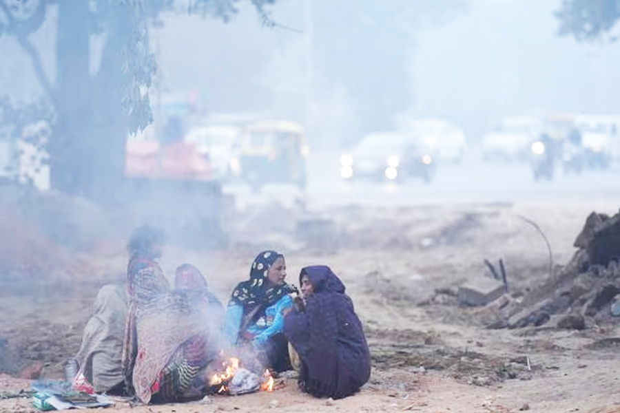 দিল্লিতে শৈত্যপ্রবাহ, ধোঁয়াশায় ‘অন্ধ’ রাজধানীতে বাতিল শতাধিক বিমান