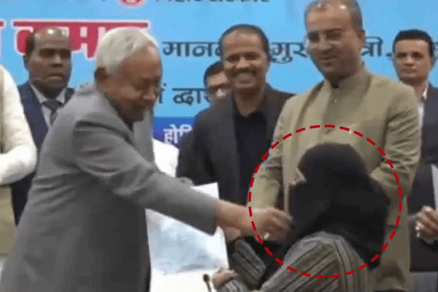 ভরা মঞ্চে হিজাব টেনে নামিয়েছিলেন নীতীশ, ‘প্রতিবাদে’ চাকরিতেই যোগ দিলেন না বিহারের তরুণী চিকিৎসক!