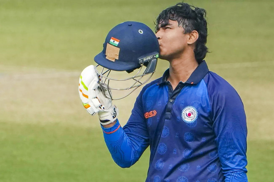 ‘জাতীয় দলে নেওয়া হোক বৈভবকে’, শচীনের সঙ্গে তুলনা টেনে সওয়াল থারুরের
