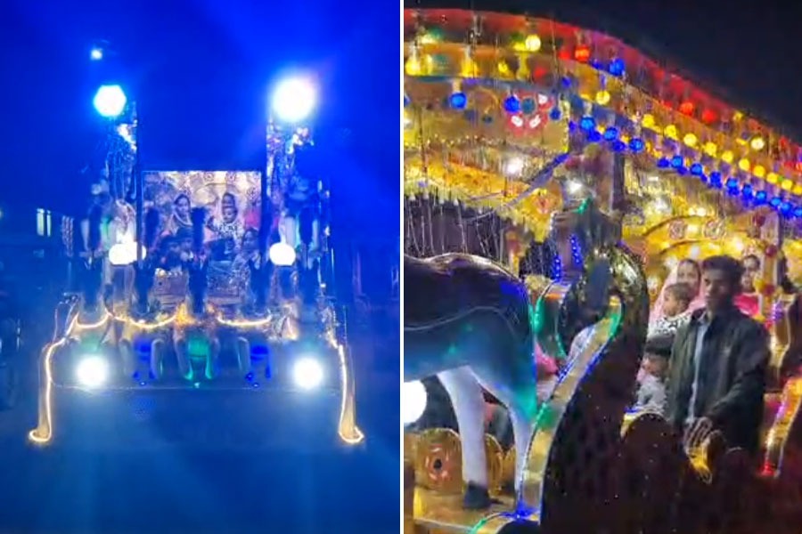 মেয়ে হওয়ার আনন্দে ডিজে বাজিয়ে শোভাযাত্রা! রথে চেপে হাসপাতাল থেকে বাড়িতে সদ্যোজাত