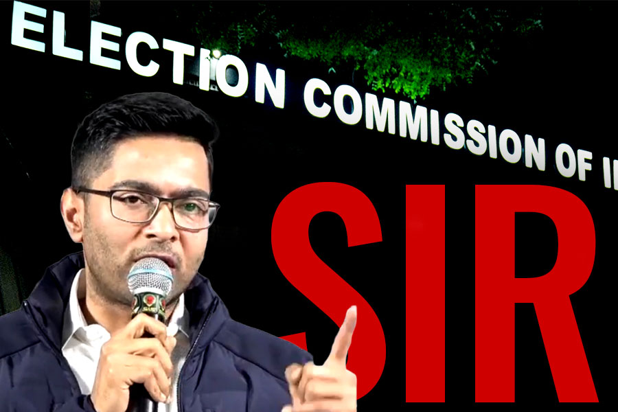 কমিশনকে তোপ, দিল্লি চলোর ডাক তৃণমূলের অভিষেকের