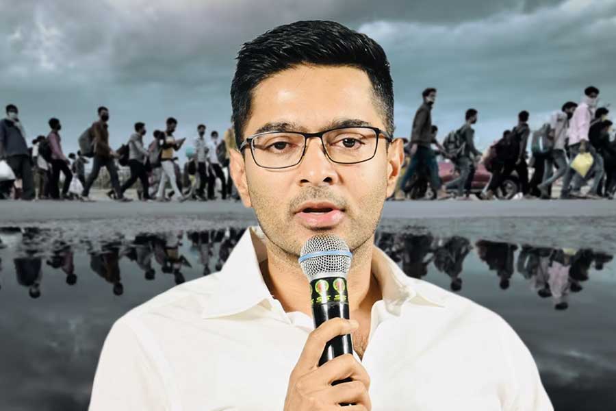 বাংলা বলায় ভিনরাজ্যে ‘নিগৃহীত’ পরিযায়ী শ্রমিকরা, সংসদে অভিষেকের প্রশ্ন এড়াল কেন্দ্র