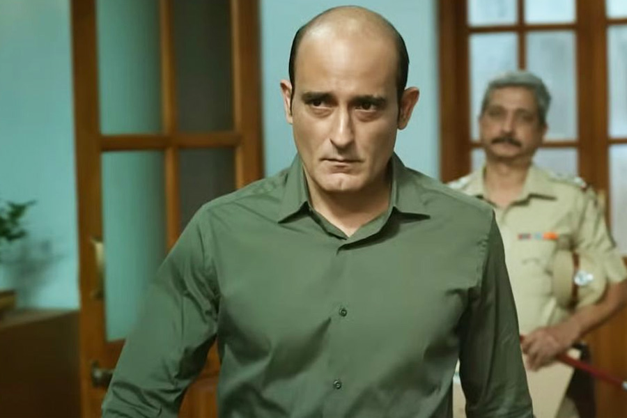 অগ্রিম পারিশ্রমিক নিয়ে চম্পট! ‘টক্সিক’ অক্ষয় খান্নাকে আইনি নোটিস ‘দৃশ্যম ৩’ প্রযোজকের