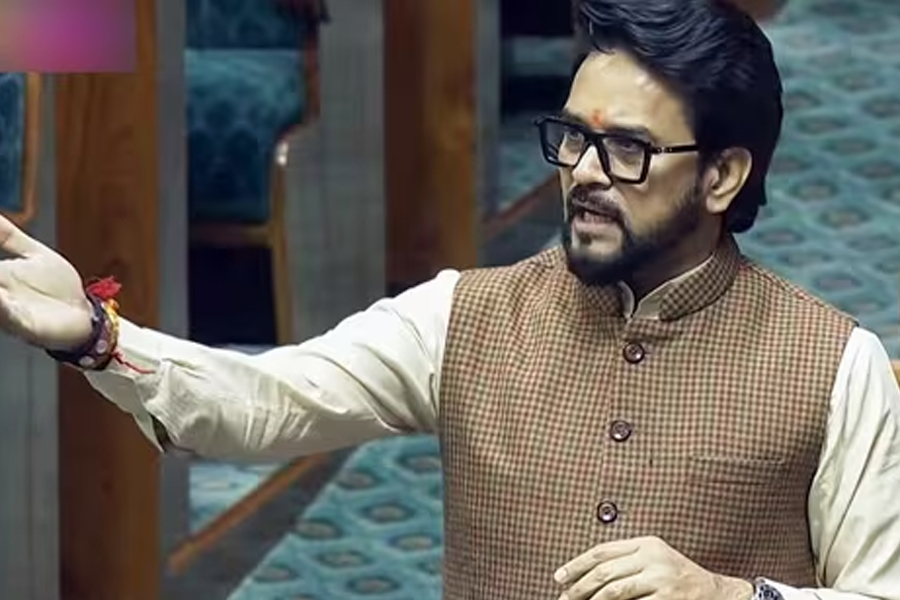 তৃণমূল সাংসদের মুখে ই-সিগারেট! লিখিত অভিযোগ অনুরাগের, ‘স্পিকার শাস্তি দিন’, পালটা সৌগতর