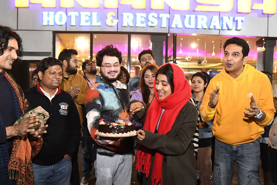 মন্দারমণি যাওয়ার পথে বাসেই ‘জোয়ার ভাঁটা’ টিমের সঙ্গে জন্মদিন উদযাপন! আবেগাপ্লুত অভিনেত্রী আরাত্রিকা