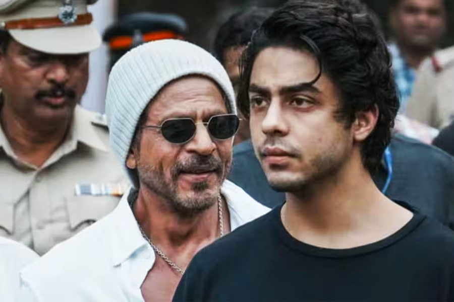 নাইটক্লাবে মধ্যমা দেখিয়ে ‘মহিলাদের অপমান’, শাহরুখপুত্র আরিয়ানের বিরুদ্ধে অভিযোগ দায়ের থানায়