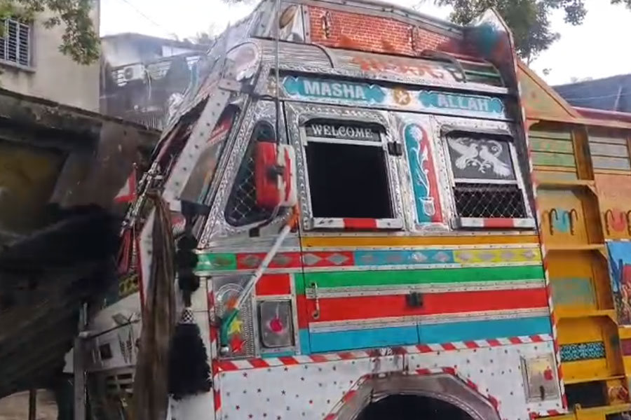 শ্বশুরবাড়ি থেকে ফেরার পথে ভয়ংকর দুর্ঘটনা, যুবককে টেনেহিঁচড়ে পিষে মারল ট্রাক!
